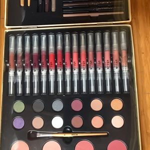 Stila artist’s signature set.  New!